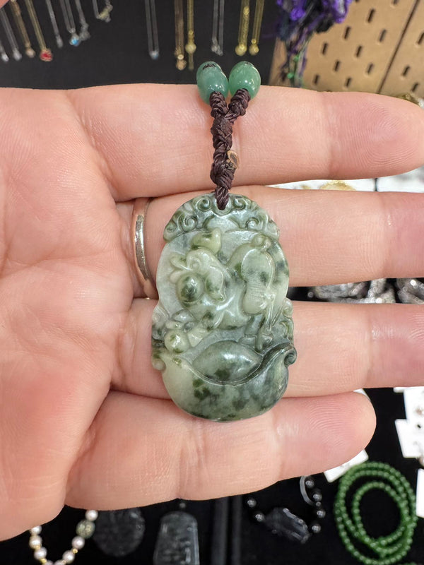 B10 dog     The jadeite necklace is a one-of-a-kind piece，翡翠项链独版独件