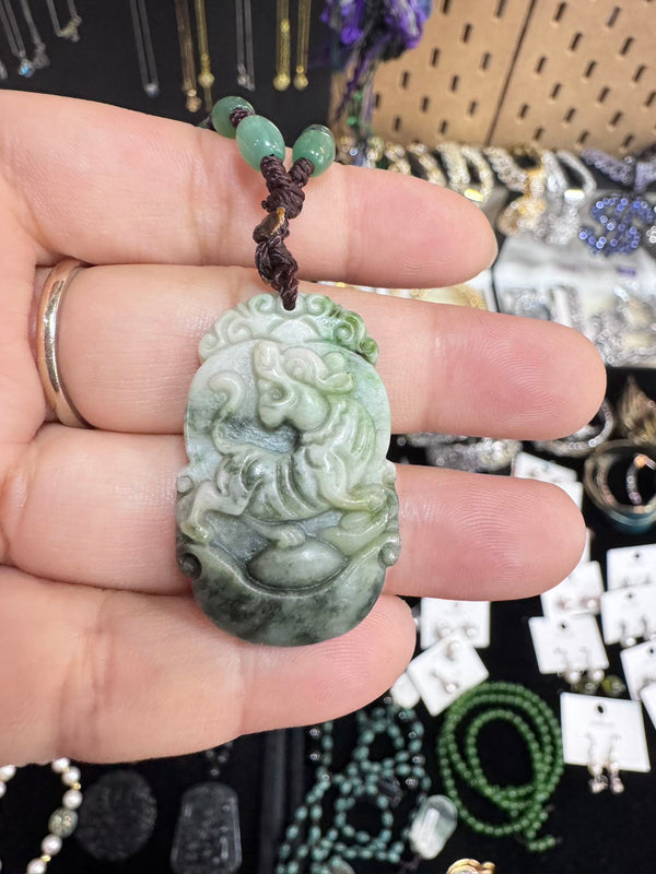 B09  tiger     The jadeite necklace is a one-of-a-kind piece，翡翠项链独版独件